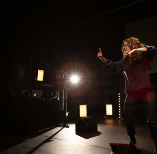 Je(s) - International Visual Theatre - Emmanuelle Laborit - La Bouche d'Air